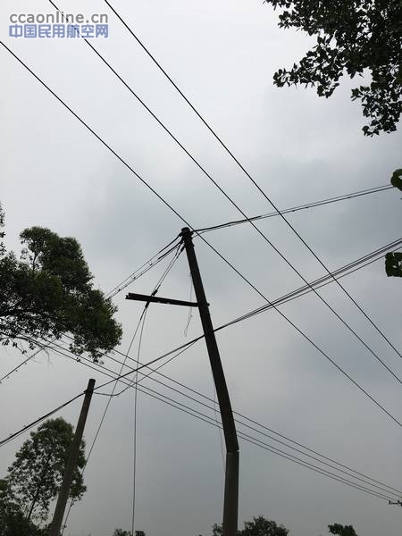 西南空管局通信网络中心紧急更换受损通信电杆