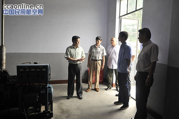 西南空管局局长李宗冀在崇州导航台开展安全检查