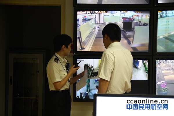 系统试运行期间，海关正在向行李查询工作人员了解行李监控画面细节。(张玮玲 摄)