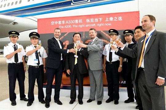 空客在巴黎航展上向南航交付一架A330飞机.