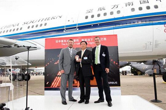 空客在巴黎航展上向南航交付一架A330飞机.