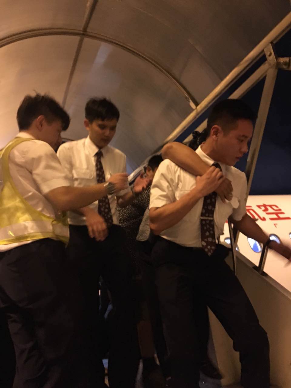 溫暖傳遞愛心 感動無處不在——東航山東分公司乘務員背輪椅旅客下飛機