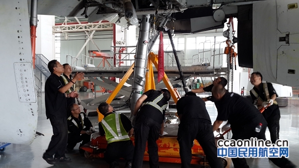 安装主起落架现场(1)（赵言俊）