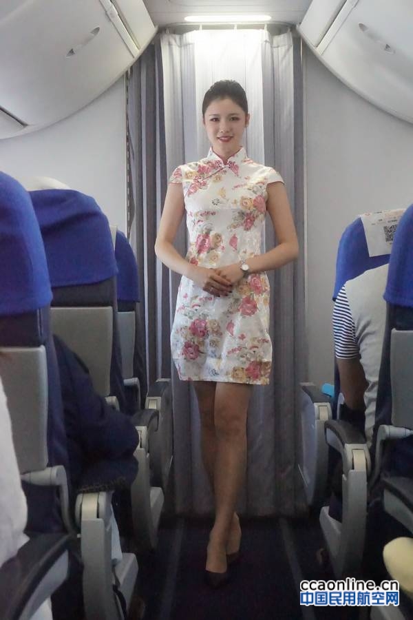 九元航空空乘中秋着旗袍向中华文化致敬