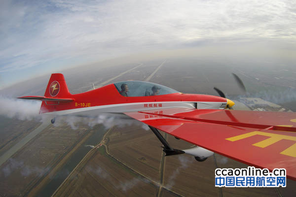 福航特技飞行队携中国红xa42亮相2016珠海航展