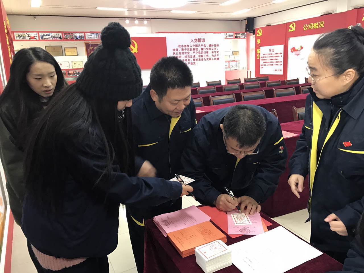 工作人员正在为选民讲解投票注意事项