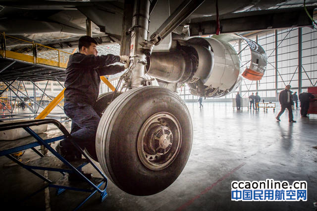 %e9%a3%9e%e6%9c%ba%e9%a1%b6%e5%8d%87%e5%90%8e%ef%bc%8c%e6%9c%ba%e5%8a%a1%e4%ba%ba%e5%91%98%e5%af%b9%e9%a3%9e%e6%9c%ba%e5%89%8d%e8%b5%b7%e8%90%bd%e6%9e%b6%e8%bf%9b%e8%a1%8c%e6%a3%80%e4%bf%ae