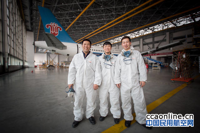 %e5%90%8c%e4%b8%80%e5%b7%a5%e6%ae%b5%e7%9a%84%e4%b8%89%e5%90%8d%e6%8a%80%e5%b8%88%ef%bc%8c%e9%83%bd%e7%a9%bf%e7%9d%80%e9%98%b2%e6%8a%a4%e6%9c%8d