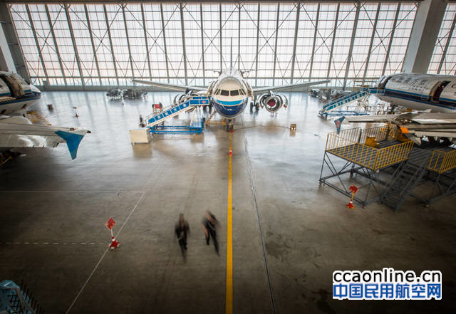 %e5%8d%88%e4%bc%91%ef%bc%8c%e4%b8%a4%e5%90%8d%e6%8a%80%e5%b8%88%e8%b5%b0%e8%bf%87%e6%9c%ba%e5%ba%93