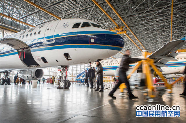 %e4%b8%80%e5%90%8d%e6%8a%80%e5%b8%88%e6%8a%8a%e9%a1%b6%e5%8d%87%e8%ae%be%e5%a4%87%e6%8e%a8%e8%bf%87%e4%b8%80%e6%9e%b6%e8%88%aa%e7%8f%ad%e9%9d%a2%e5%89%8d