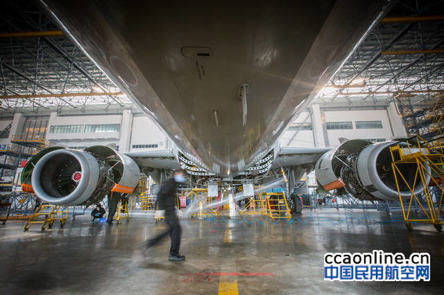 %e4%b8%80%e5%90%8d%e6%8a%80%e5%b8%88%e7%a9%bf%e8%bf%87%e8%a2%ab%e9%a1%b6%e5%8d%87%e7%9a%84%e9%a3%9e%e6%9c%ba%e4%b8%8b%e9%9d%a2