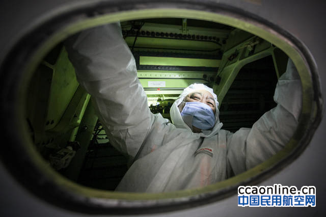 %e5%9c%a8%e9%a3%9e%e6%9c%ba%e6%b2%b9%e7%ae%b1%e4%b8%ad%e4%bd%9c%e4%b8%9a%e7%9a%84%e6%8a%80%e5%b8%88