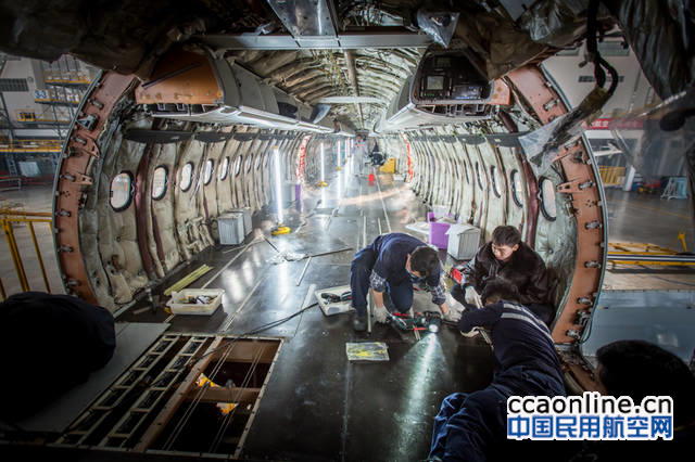 %e6%ad%a3%e5%9c%a8%e5%ae%89%e8%a3%85%e9%a3%9e%e6%9c%ba%e5%ae%a2%e8%88%b1%e5%9c%b0%e6%9d%bf