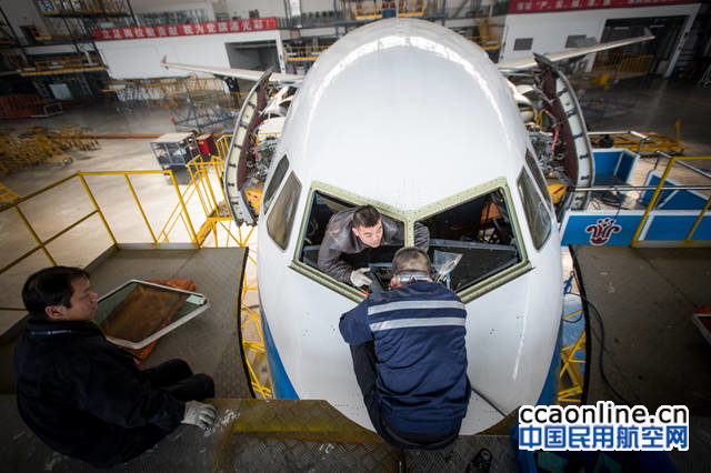 %e6%ad%a3%e5%9c%a8%e4%b8%ba%e9%a3%9e%e6%9c%ba%e9%a9%be%e9%a9%b6%e8%88%b1%e6%9b%b4%e6%8d%a2%e5%89%8d%e9%a3%8e%e6%8c%a1