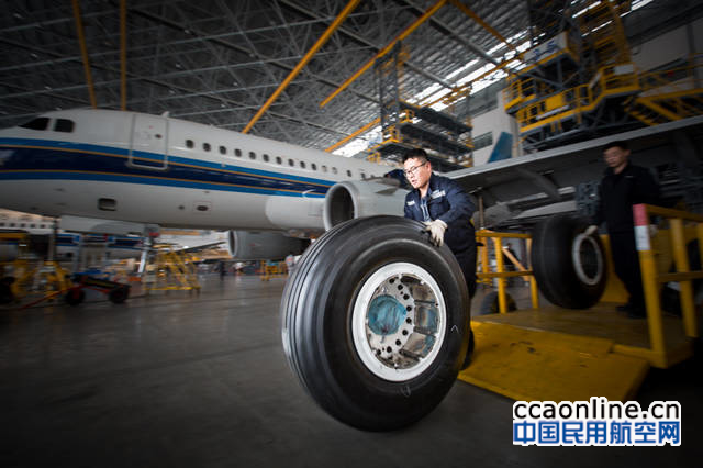 %e6%8a%80%e5%b8%88%e6%90%ac%e8%bf%90%e5%b4%ad%e6%96%b0%e7%9a%84%e9%a3%9e%e6%9c%ba%e4%b8%bb%e8%bd%ae