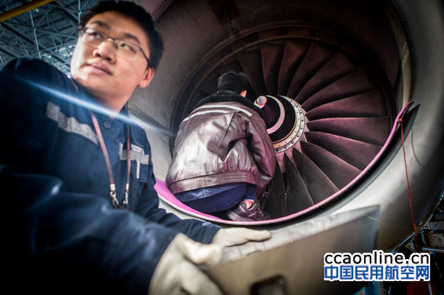 %e4%b8%a4%e4%ba%ba%e5%8d%8f%e4%bd%9c%e7%bb%b4%e6%8a%a4%e9%a3%9e%e6%9c%ba%e5%8f%91%e5%8a%a8%e6%9c%ba