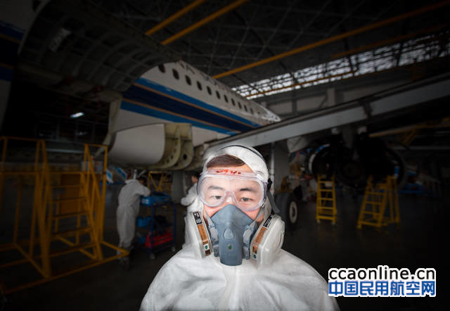 %e5%b8%a6%e7%9d%80%e9%98%b2%e6%af%92%e9%9d%a2%e5%85%b7%e7%9a%84%e6%8a%80%e5%b8%88