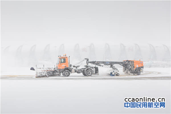 %e4%b8%80%e8%be%86%e9%99%a4%e9%9b%aa%e8%bd%a6%e5%9c%a8%e6%9c%ba%e5%9d%aa%e9%99%a4%e9%9b%aa%e4%bd%9c%e4%b8%9a