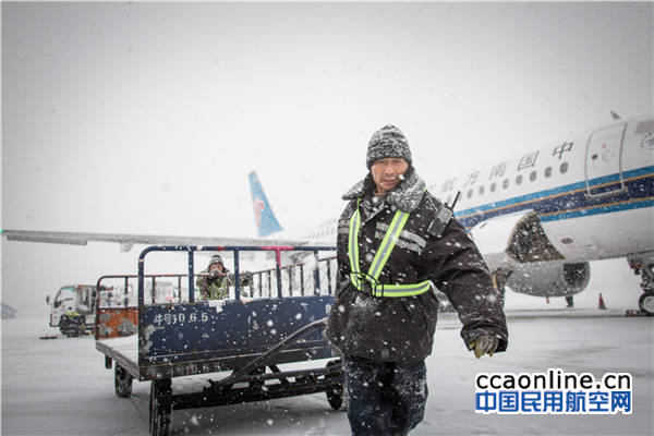 %e8%a3%85%e8%bd%bd%e4%ba%86%e4%b8%80%e6%96%97%e8%a1%8c%e6%9d%8e%e7%9a%84%e7%a9%ba%e8%bd%a6%ef%bc%8c%e4%b8%80%e5%90%8d%e8%a3%85%e5%8d%b8%e5%91%98%e6%ad%a3%e5%9c%a8%e4%ba%ba%e5%8a%9b%e8%84%b1%e7%a6%bb