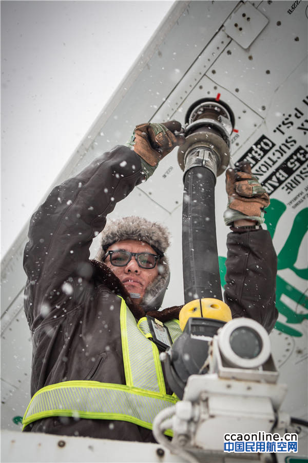 %e4%b8%80%e5%90%8d%e5%8a%a0%e6%b2%b9%e5%91%98%e6%ad%a3%e5%9c%a8%e7%bb%99%e9%a3%9e%e6%9c%ba%e5%8a%a0%e8%88%aa%e6%b2%b9