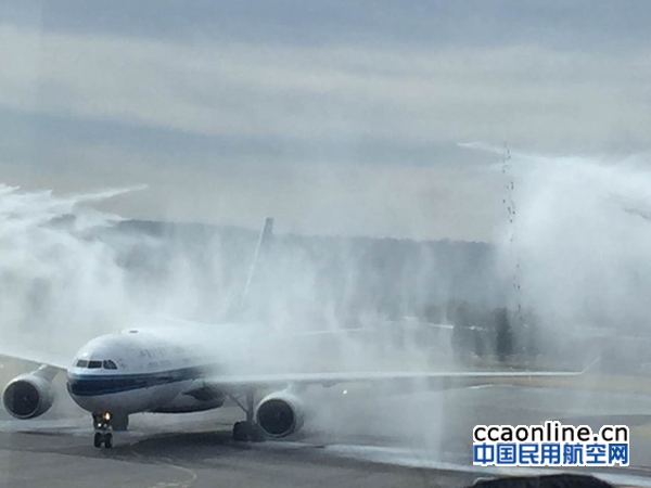 %e9%a3%9e%e6%9c%ba%e6%8a%b5%e8%be%be%e9%98%bf%e5%be%b7%e8%8e%b1%e5%be%b7%e6%9c%ba%e5%9c%ba%e3%80%80%e8%bf%87%e6%b0%b4%e9%97%a8%e3%80%80