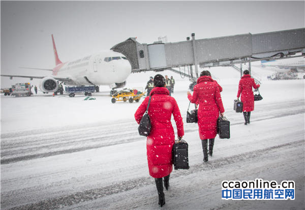 %e4%b9%98%e5%8a%a1%e7%bb%84%e5%8d%b3%e5%b0%86%e7%99%bb%e6%9c%ba%ef%bc%8c%e7%ba%a2%e8%89%b2%e5%88%b6%e6%9c%8d%e5%9c%a8%e5%a4%a7%e9%9b%aa%e5%a4%a9%e9%87%8c%e5%88%86%e5%a4%96%e9%86%92%e7%9b%ae