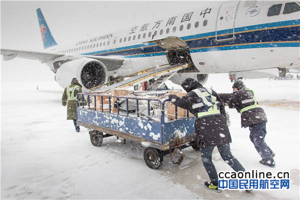 %e8%a1%8c%e6%9d%8e%e8%a3%85%e5%8d%b8%e5%91%98%e9%a1%b6%e9%a3%8e%e5%86%92%e9%9b%aa%e6%8a%8a%e6%8b%96%e6%96%97%e8%89%b0%e9%9a%be%e7%9a%84%e6%8e%a8%e5%90%91%e9%a3%9e%e6%9c%ba%e8%b4%a7%e8%88%b1%e9%97%a8