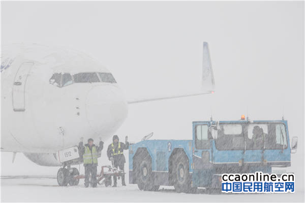 %e6%8c%87%e6%8c%a5%e6%8b%96%e8%bd%a6%e5%88%92%e5%90%91%e9%a3%9e%e6%9c%ba%e7%9a%84%e4%b8%a4%e5%90%8d%e6%9c%ba%e5%8a%a1