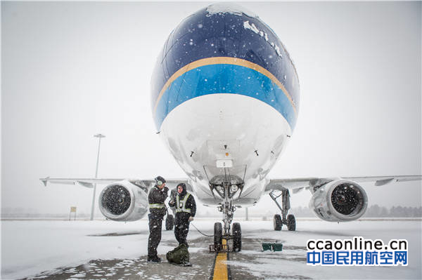 %e4%b8%a4%e5%90%8d%e6%9c%ba%e5%8a%a1%e6%ad%a3%e5%9c%a8%e9%a3%9e%e6%9c%ba%e4%b8%8b%e5%92%8c%e6%9c%ba%e9%95%bf%e4%bf%9d%e6%8c%81%e8%81%94%e7%bb%9c%e5%87%86%e5%a4%87%e6%94%be%e8%a1%8c%e8%88%aa%e7%8f%ad