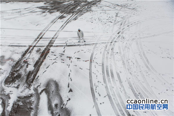 %e4%b8%80%e5%90%8d%e9%99%a4%e5%86%b0%e8%bd%a6%e5%bc%95%e5%af%bc%e5%91%98%e5%9c%a8%e5%9c%b0%e9%9d%a2%e5%bc%95%e5%af%bc%e9%99%a4%e5%86%b0%e8%bd%a6%ef%bc%8c%e6%9c%ba%e5%8a%a1%e7%9a%84%e8%84%9a%e5%8d%b0