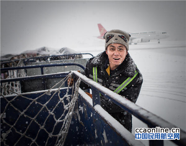 %e5%a4%a7%e9%9b%aa%e4%b8%ad%ef%bc%8c%e4%b8%80%e5%90%8d%e6%90%ac%e8%bf%90%e5%b7%a5%e5%a4%b4%e5%b8%a6