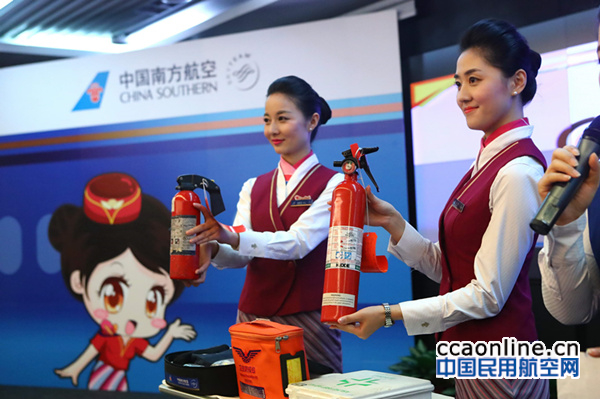 %e5%8d%97%e8%88%aa%e4%b9%98%e5%8a%a1%e5%91%98%e5%b1%95%e7%a4%ba%e5%ae%89%e5%85%a8%e5%9f%b9%e8%ae%ad%e3%80%80%e6%9b%be%e5%81%a5%e3%80%80%e6%91%84-10