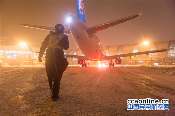 %e5%a4%9c%e5%b9%95%e4%b8%8b%ef%bc%8c%e9%a3%9e%e6%9c%ba%e7%9a%84%e7%81%af%e5%85%89%e5%92%8c%e5%80%99%e6%9c%ba%e6%a5%bc%e7%9a%84%e7%81%af%e5%85%89%e4%ba%a4%e7%bb%87%e4%b8%80%e8%b5%b7%ef%bc%8c%e4%b8%80