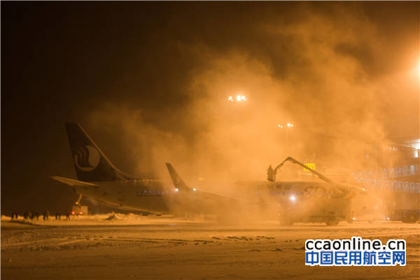 %e4%b8%ba%e9%a3%9e%e6%9c%ba%e9%99%a4%e9%9b%aa%e7%9a%84%e9%99%a4%e5%86%b0%e5%91%98%e5%96%b7%e5%87%ba%e9%99%a4%e5%86%b0%e6%b6%b2%ef%bc%8c%e5%9c%a8%e6%9c%ba%e8%ba%ab%e4%b8%8a%e5%bd%a2%e6%88%90%e5%b7%a8