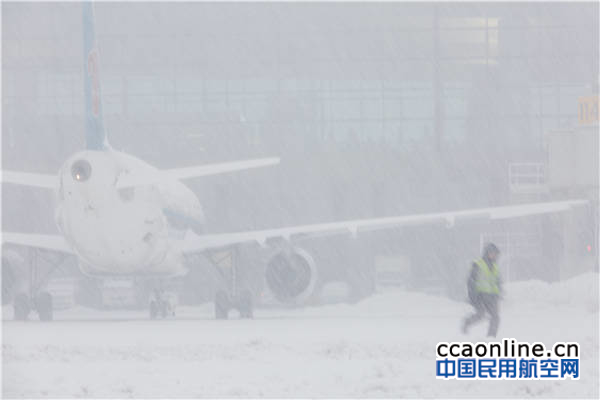 %e6%9c%80%e5%a4%a7%e9%9b%aa%e9%87%8f%e6%97%b6%e4%b8%80%e5%90%8d%e6%9c%ba%e5%8a%a1%e5%9c%a8%e6%9c%ba%e5%9d%aa%e4%b8%8a%e8%a1%8c%e8%b5%b0