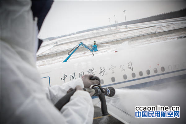 %e9%99%a4%e5%86%b0%e8%bd%a6%e4%b8%8a%e5%be%88%e9%ab%98%e7%9a%84%e5%9c%b0%e6%96%b9%ef%bc%8c%e9%99%a4%e5%86%b0%e5%91%98%e4%b8%ba%e9%a3%9e%e6%9c%ba%e6%9c%ba%e8%ba%ab%e9%99%a4%e5%86%b0%e9%9b%aa