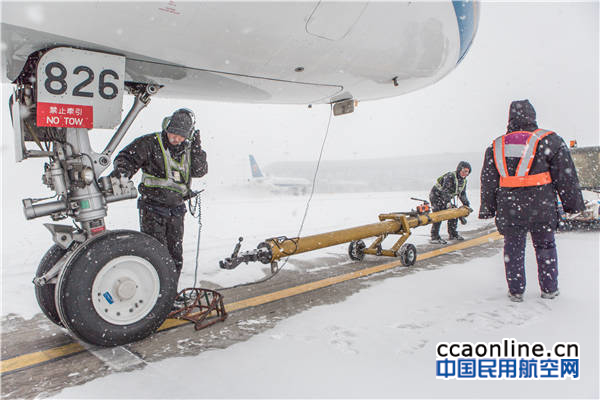 %e9%a3%9e%e6%9c%ba%e6%8e%a8%e5%88%b0%e8%bf%9c%e6%9c%ba%e4%bd%8d%ef%bc%8c%e6%9c%ba%e5%8a%a1%e4%ba%ba%e5%91%98%e6%8a%8a%e7%89%b5%e5%bc%95%e6%9d%a0%e6%ad%87%e4%b8%8b