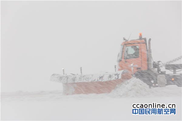 %e6%9c%ba%e5%9c%ba%e9%99%a4%e9%9b%aa%e8%bd%a6%e6%ad%a3%e5%9c%a8%e5%a4%a7%e9%9b%aa%e4%b8%ad%e4%b8%8d%e5%81%9c%e8%88%aa%e6%96%bd%e5%b7%a5%e9%99%a4%e9%9b%aa