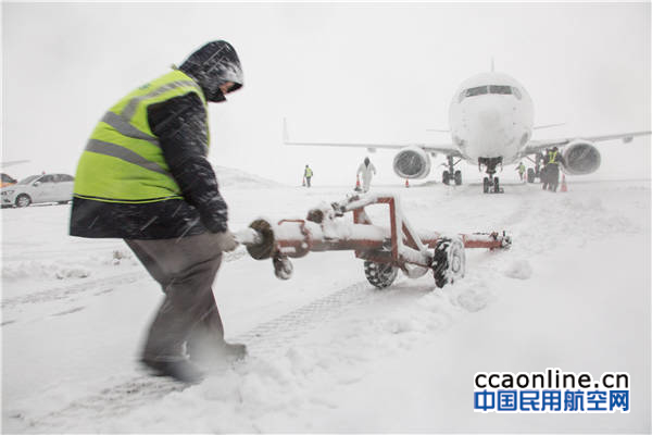 %e4%b8%80%e5%90%8d%e6%9c%ba%e5%8a%a1%e6%ad%a3%e5%9c%a8%e9%a3%9e%e6%9c%ba%e4%b8%8b%e4%bd%9c%e4%b8%9a