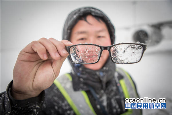 %e6%9c%ba%e5%8a%a1%e7%9a%84%e7%9c%bc%e9%95%9c%e4%b8%8a%e7%bb%93%e6%bb%a1%e4%ba%86%e5%86%b0%e7%b2%92