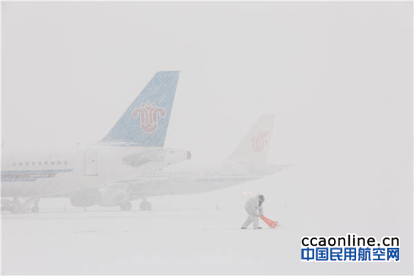 %e5%a4%a7%e9%9b%aa%e4%b8%ad%ef%bc%8c%e4%b8%80%e5%90%8d%e6%9c%ba%e5%8a%a1%e6%ad%a3%e5%9c%a8%e9%a1%b6%e9%a3%8e%e5%86%92%e9%9b%aa%e6%b8%85%e7%90%86%e9%a3%9e%e8%a1%8c%e6%bb%91%e9%81%93%e7%ba%bf