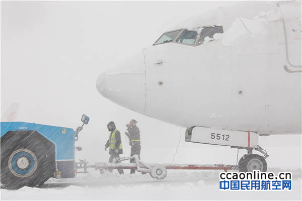 %e6%8b%96%e8%bd%a6%e6%ad%a3%e5%9c%a8%e6%8a%8a%e4%b8%80%e6%9e%b6%e8%88%aa%e7%8f%ad%e6%8b%96%e5%9b%9e%e6%9c%ba%e4%bd%8d