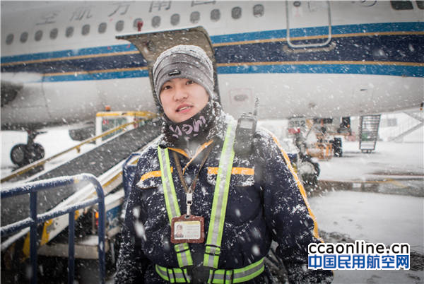 %e8%b4%a7%e7%89%a9%e7%9b%91%e8%a3%85%e5%91%98%e5%9c%a8%e9%9b%aa%e4%b8%ad%e5%af%b9%e8%b4%a7%e7%89%a9%e5%ae%9e%e6%96%bd%e7%9b%91%e6%8e%a7