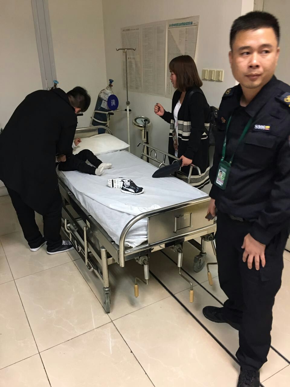 爭分奪秒  救助摔傷兒童