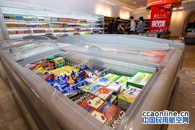 %e9%85%8d%e5%9b%be%ef%bc%9a%e4%b8%89%e4%ba%9a%e8%88%aa%e7%a9%ba%e5%9f%8e%e5%95%86%e4%b8%9ad-i-g-%e8%bf%9b%e5%8f%a3%e5%95%86%e5%93%81%e7%9b%b4%e9%94%80%e4%b8%ad%e5%bf%83%e5%ae%9e%e6%99%af%e5%9b%be-1