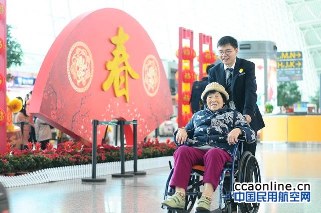 %e5%8d%97%e8%88%aa%e5%9c%b0%e6%9c%8d%e4%ba%ba%e5%91%98%e4%b8%ba%e6%97%85%e5%ae%a2%e6%8f%90%e4%be%9b%e8%bd%ae%e6%a4%85%e6%9c%8d%e5%8a%a1%c2%b7%e6%9d%8e%e4%ba%a8%e6%91%84%ef%bc%88%e8%82%a1%e4%bb%bd