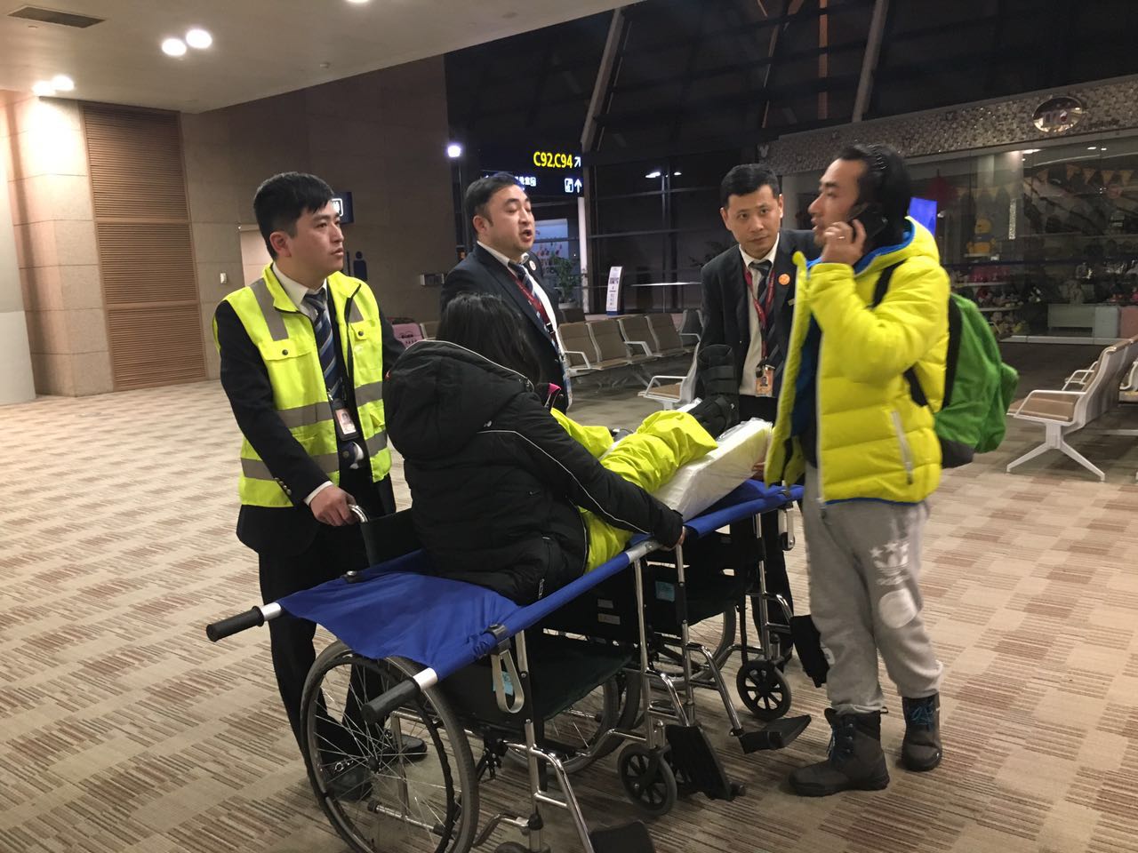 吉祥地服护航担架旅客回家