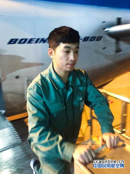 neo_img_%e9%85%8d%e9%a4%90%e6%9c%ba%e4%be%9b%e5%91%98-%e5%88%98%e4%bf%8a%e5%a8%81-%e8%94%a1%e5%bb%ba%e5%b9%b3%e6%91%84