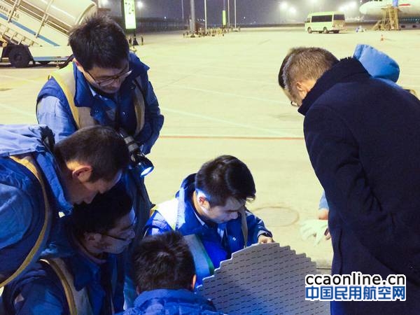 neo_img_%e7%94%b5%e5%ad%90%e5%b7%a5%e7%a8%8b%e5%b8%88%e5%91%a8%e8%af%a0%e5%92%8c%e7%bb%b4%e4%bf%ae%e6%8a%80%e5%b8%88%e7%8e%8b%e5%ae%87%e7%bf%94%e5%9c%a8%e5%b7%a5%e4%bd%9c%e7%8e%b0%e5%9c%ba-%e9%a9%ac