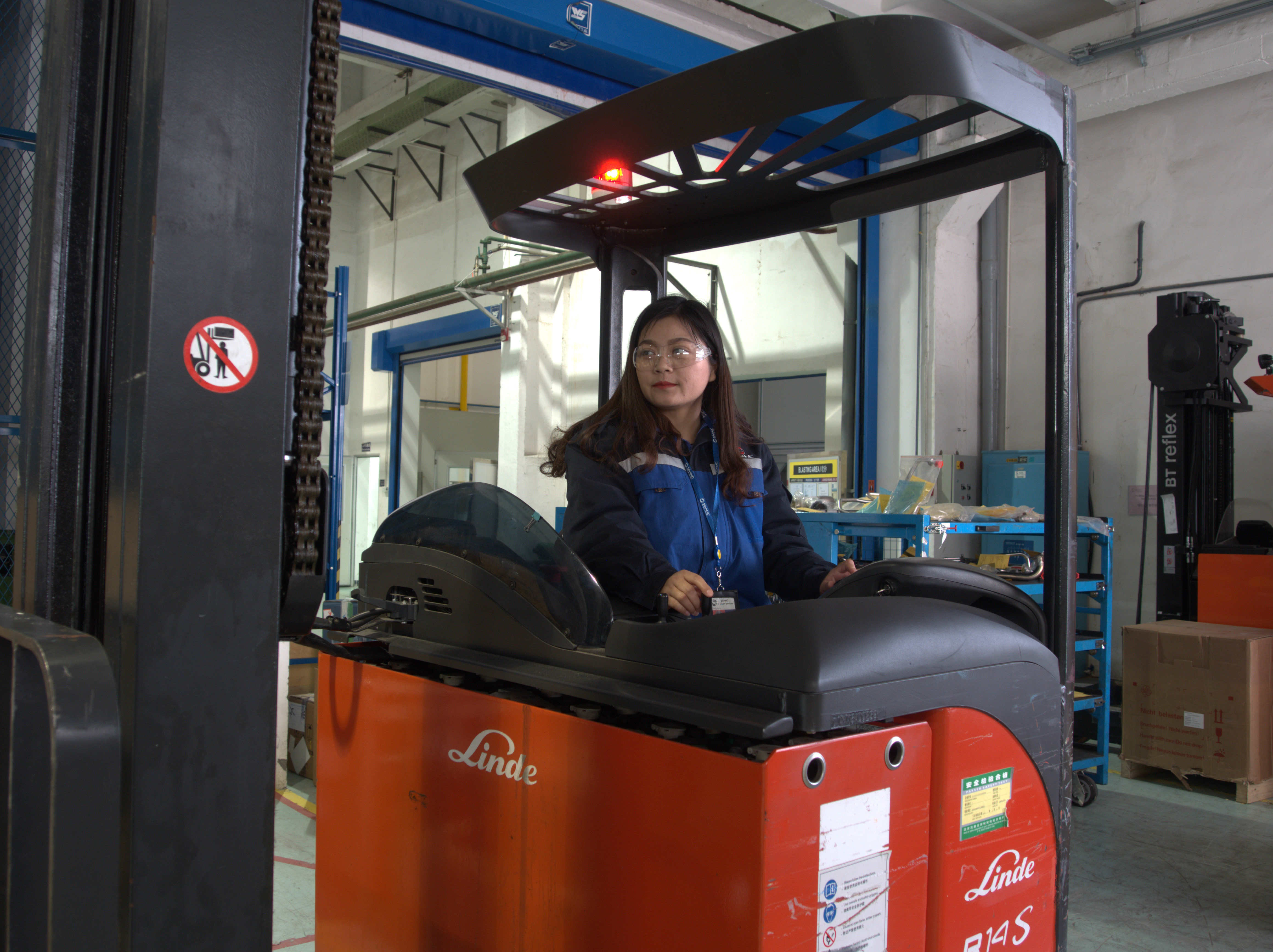 从叉车女司机到发动机票据员的优雅转身记ameco级先进女职工夏旭梅